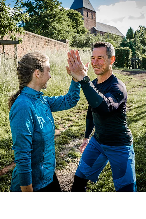 Der Personal Trainer und seine Schülerin machen High Five